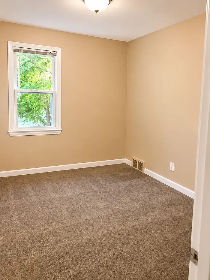 3 bed, 1.0 bath, 1200 sqft, $1,600 — Photo 4