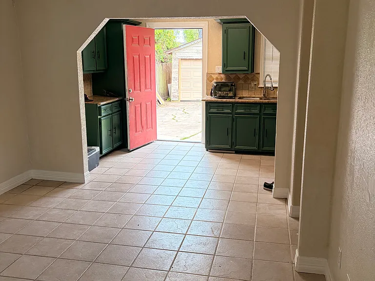 533 Majestic St — Photo 14