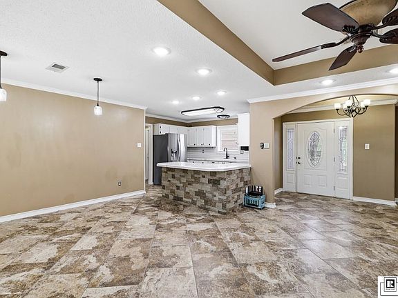 5th image of 211 Winchester Dr