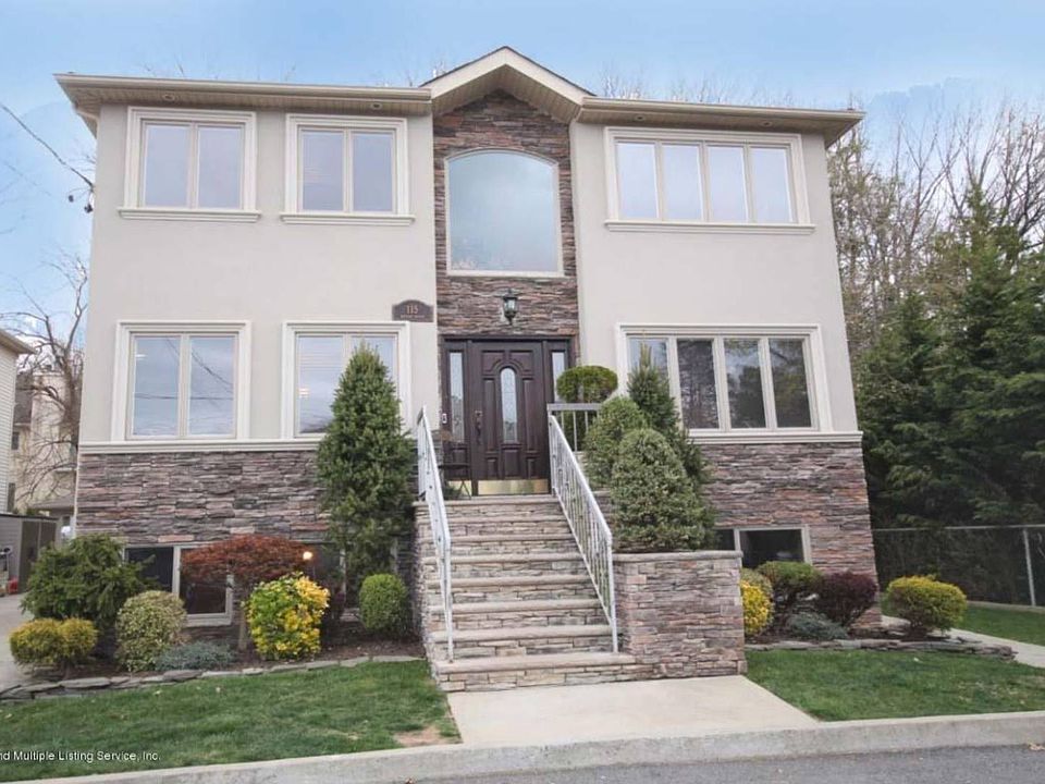 1st image of 115 Bayview Ave