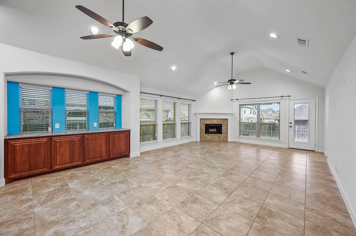 4 bed, 3.0 bath, 2806 sqft, $3,300 — Photo 3