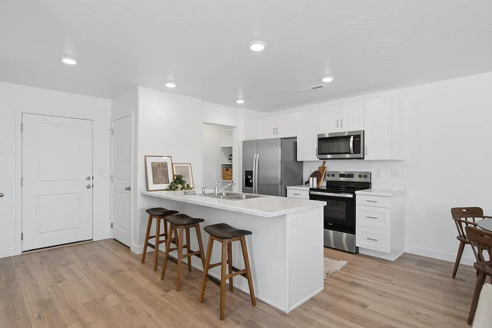 3 bed, 1459 sqft, $1,875 — Photo 2