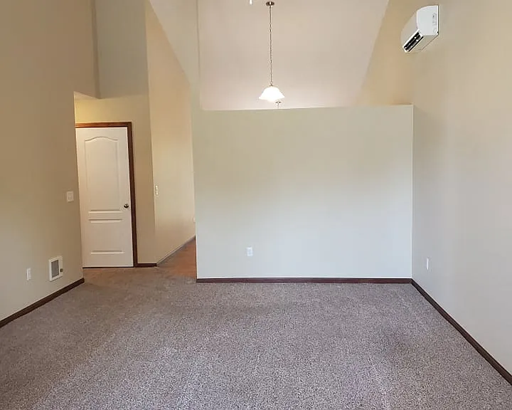 Perry Creek Townhomes - Midland, MI — Photo 7