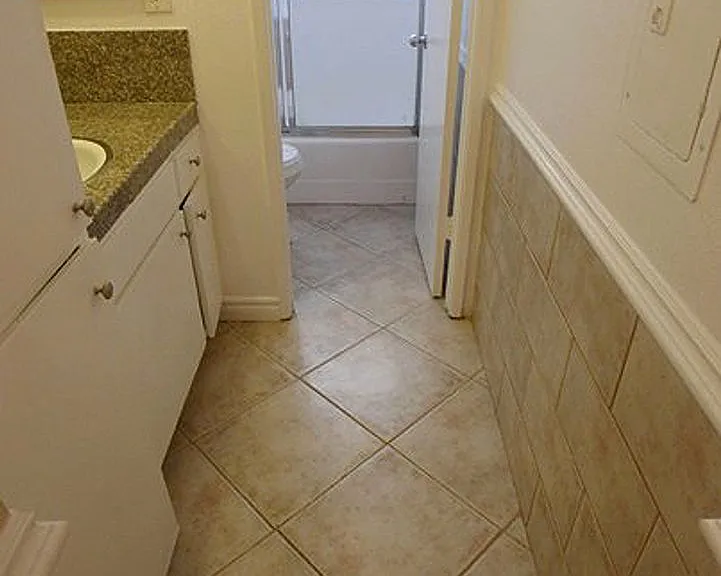 Alhambra @ Studio City Apts. — Photo 25