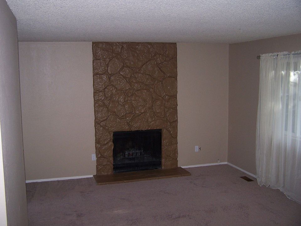 Living room w/fireplace