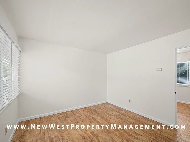 547 22nd St — Photo 6