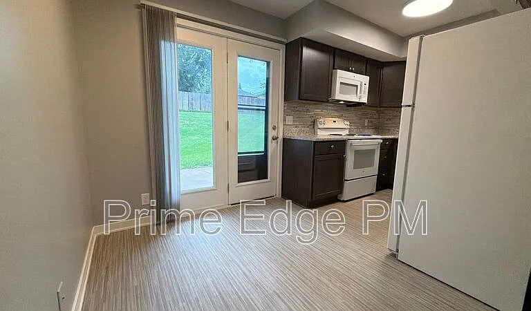 6235 Holdrege St #B-5 — Photo 12