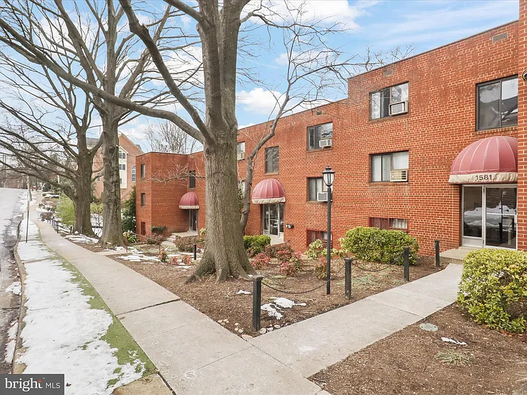 1581 N Colonial Ter #201X — Photo 2