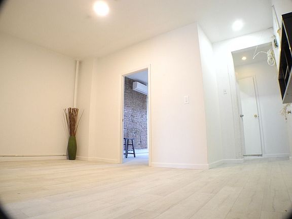 4th image of 12-09 Jackson Ave #1