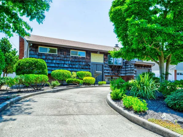 40 Adam Road W, Massapequa, NY 11758