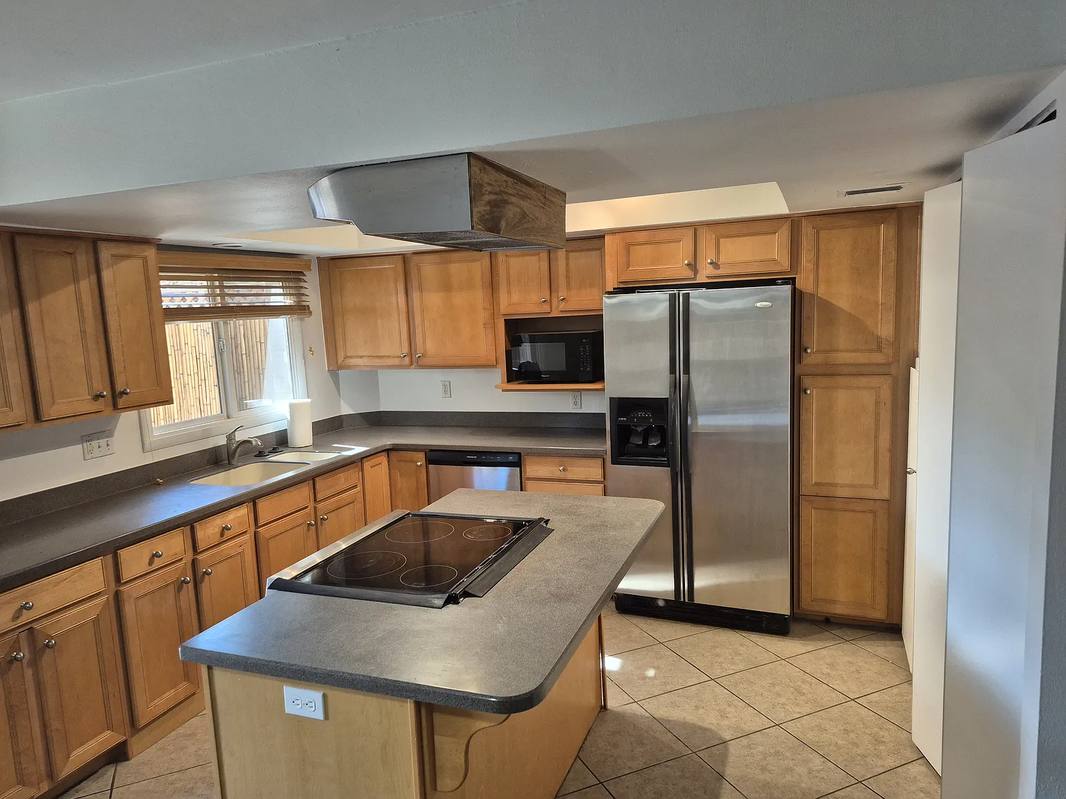 3 bed, 1.5 bath, 1408 sqft, $2,200 — Photo 3