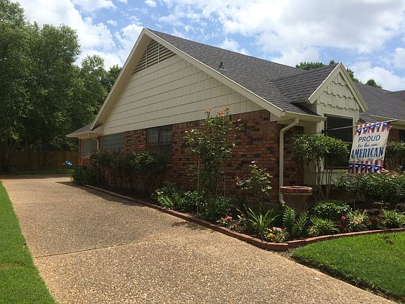 Side entry driveway.