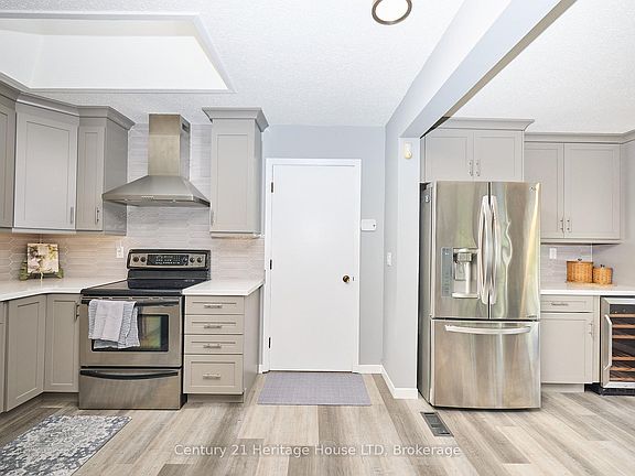 4th image of 15 Malkin Ave