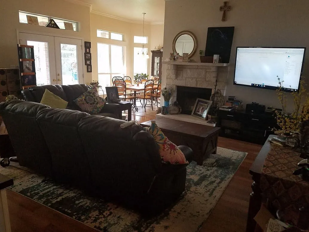 4 bed, 2154 sqft, $2,400 — Photo 2