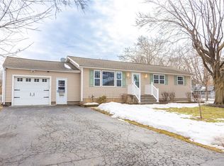 6 Meadow Cir, Rochester, NY 14609