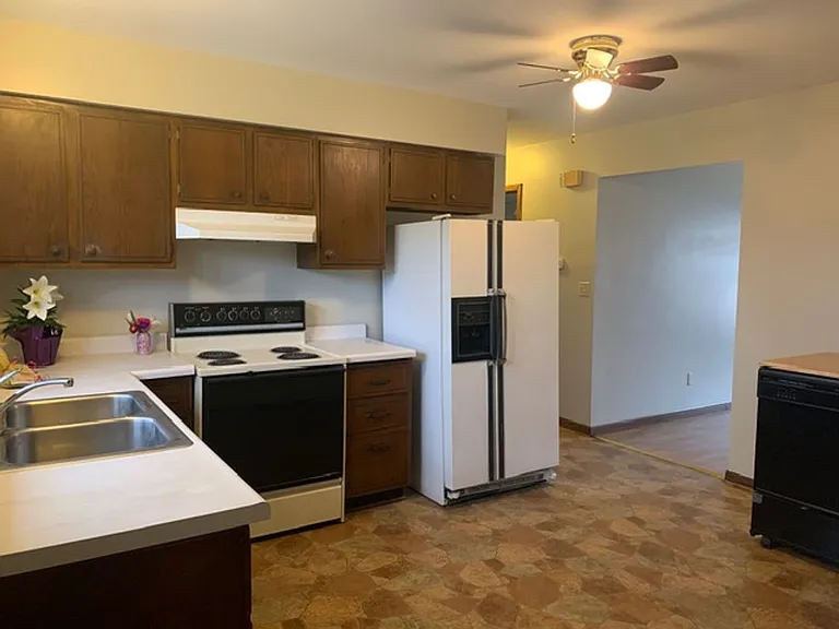 822 Dwight St — Photo 5