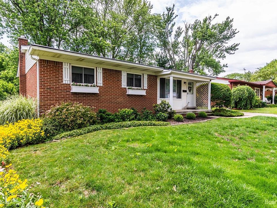 1st image of 640 Crestwood Cir