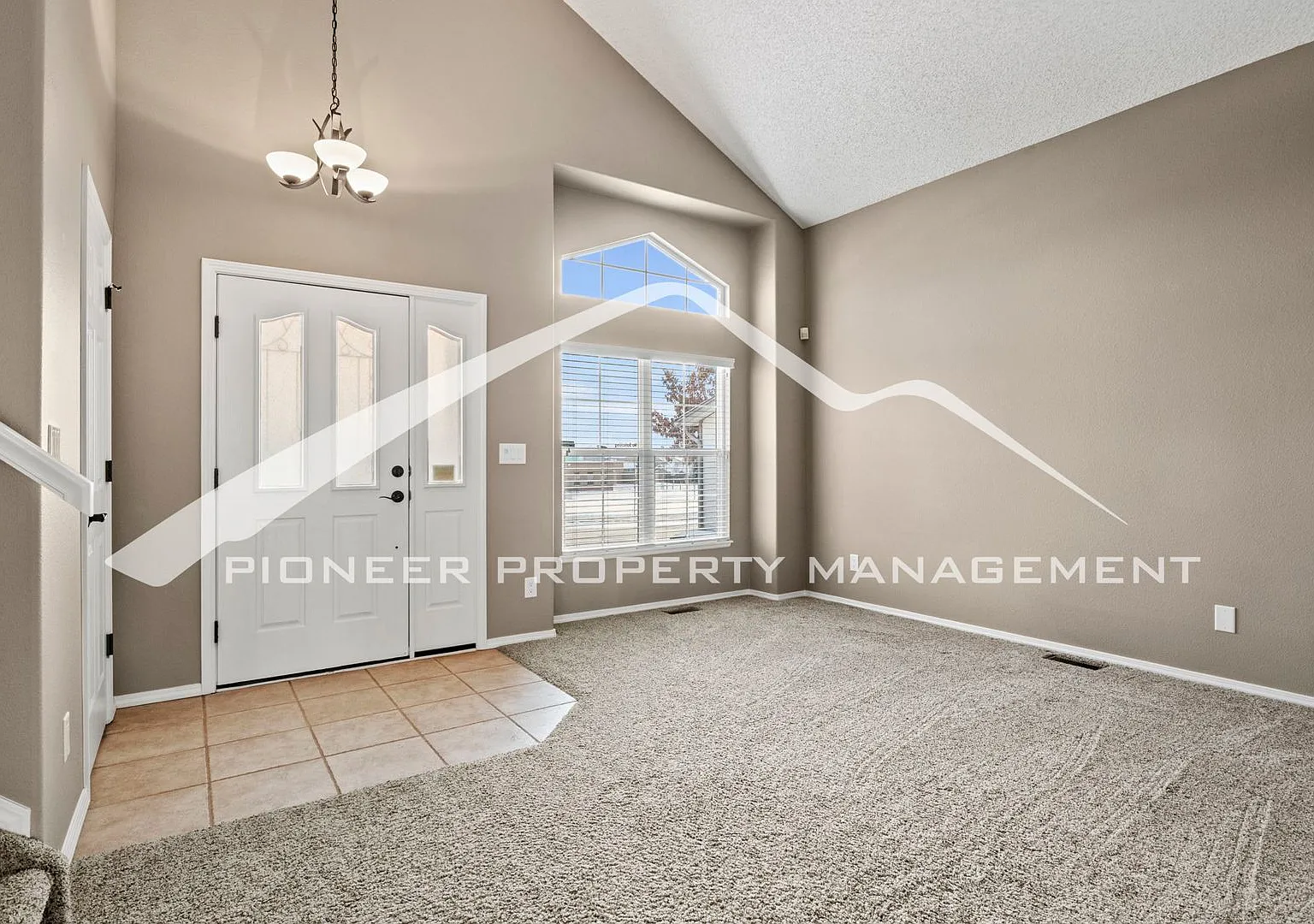 4 Bed, 3.5 Bath with 2 car garage, fully fenced yard, gas fireplace, AC and Modern Refinished Bas... — Photo 2