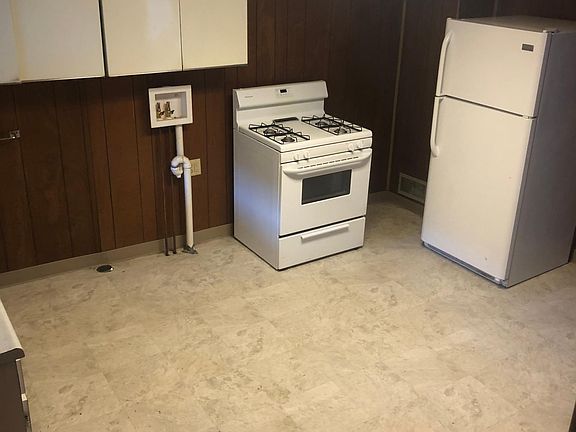 Eat in kitchen with laundry hookup