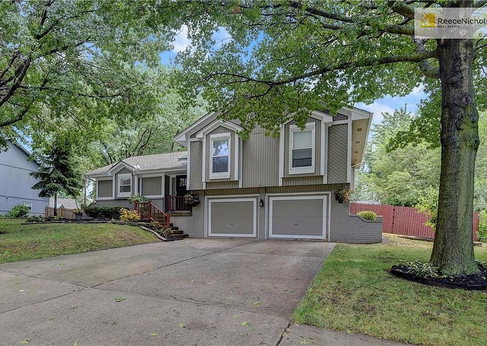 Gorgeous landscaping and newly painted exterior!
