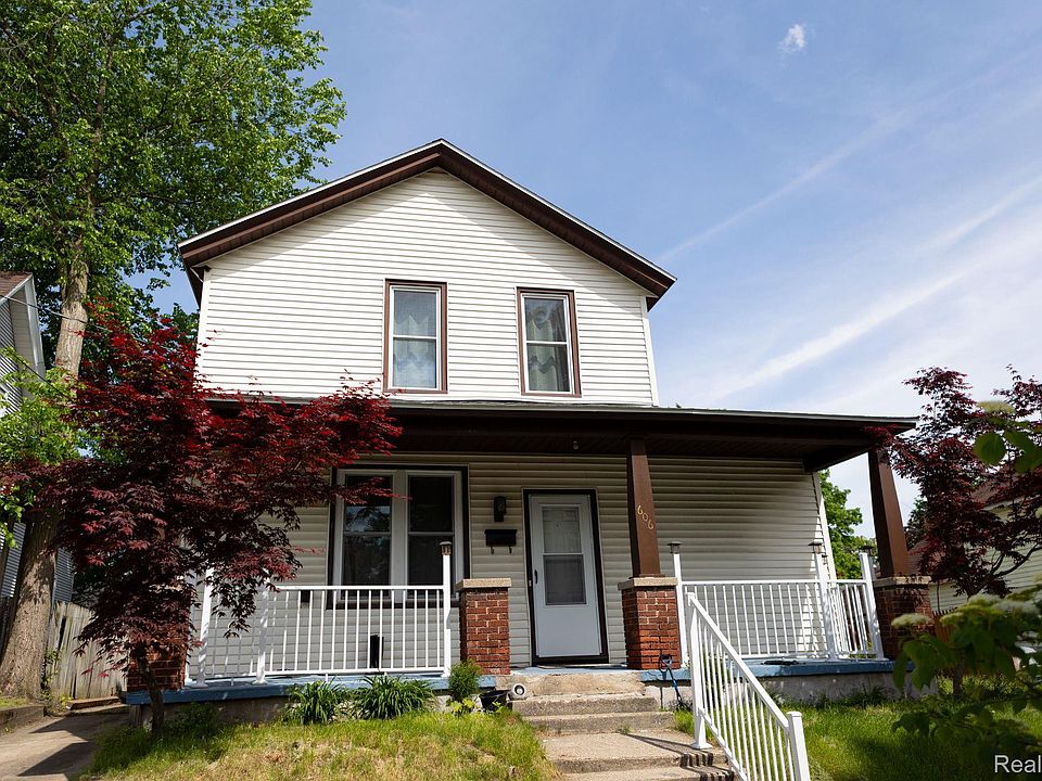 1st image of 606 Pine Ave NW
