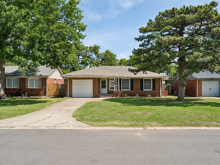 1603 Carlisle Ct — Photo 3