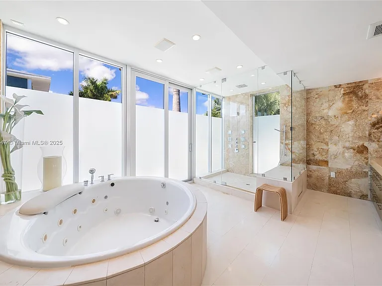 227 E Dilido Dr — Photo 10