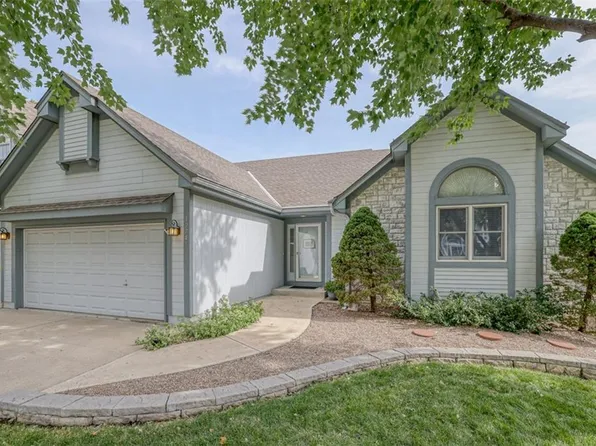 12749 S Hagan Ct, Olathe, KS 66062
