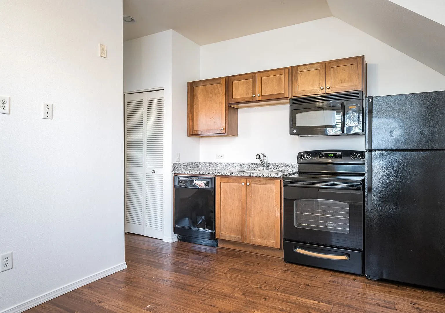 455 NE 24th Ave — Photo 3