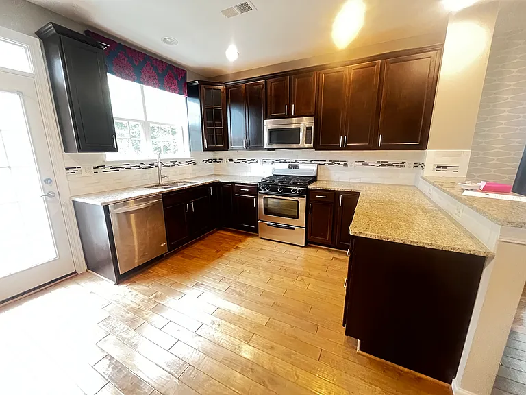 8195 Falls Grove Dr — Photo 9