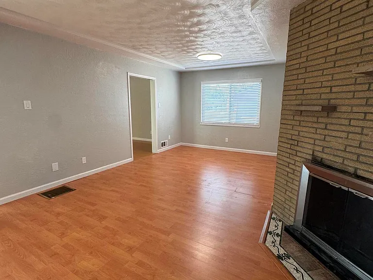 1205 Valencia Dr NE — Photo 8