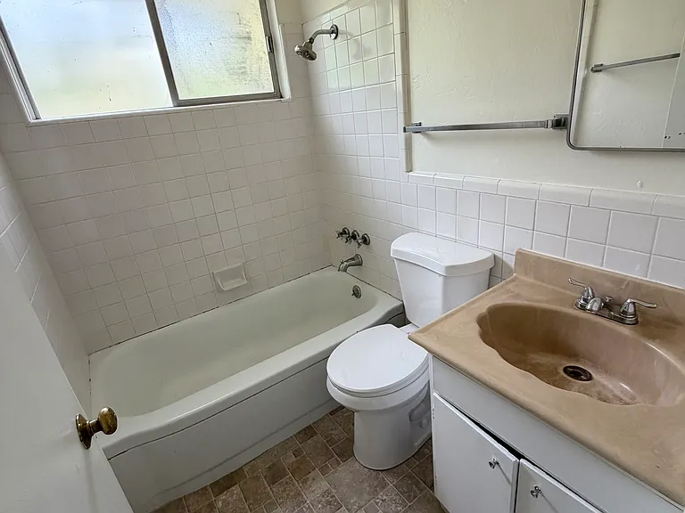 35 Valencia Ave #7 — Photo 7