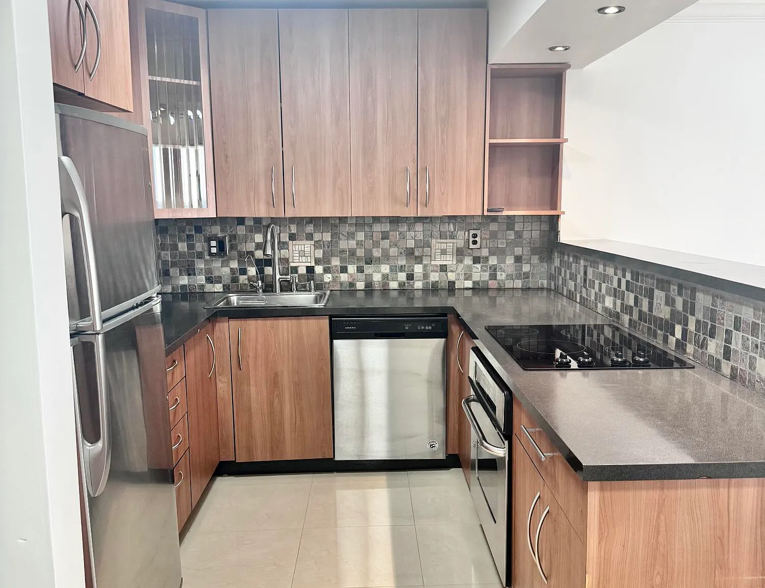 2 bed, 2.0 bath, 1400 sqft, $2,900 — Photo 2