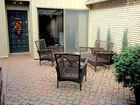 3rd image of 1121 Ivyglen Cir #129