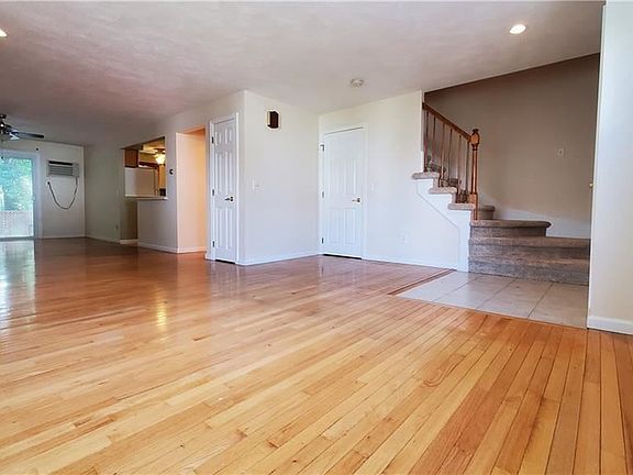 3rd image of 142 Oak Park Dr #4A