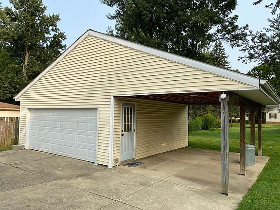 3rd image of 67 Rosewood Ave