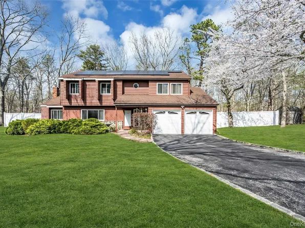 7 Hastings Drive, Ridge, NY 11961