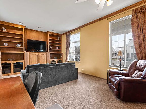 4th image of 313 E Victoria Cir