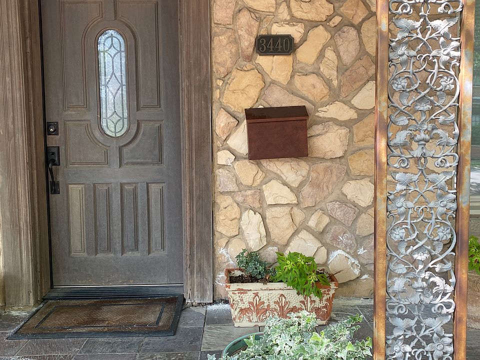 CIRCULAR DRIVE & PARK AT YOUR DOORSTEP!