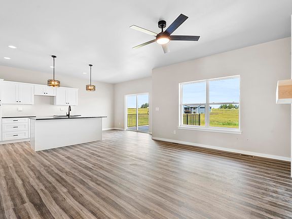 4th image of 155 Paradise Blvd