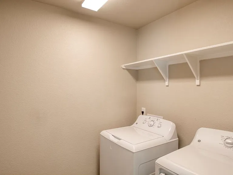 619 Hollyhock Dr — Photo 5