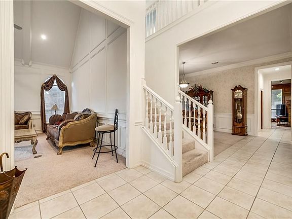 5th image of 844 Canyon Crest Dr