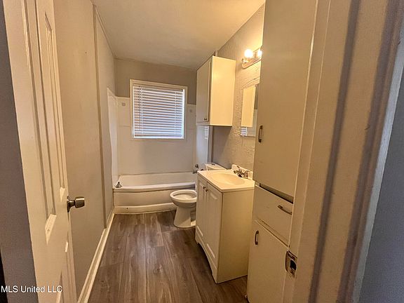 4th image of 2920 Oak Forest Dr