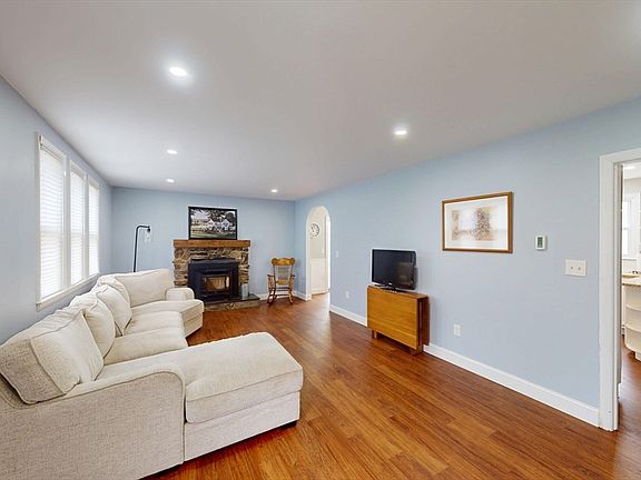 4th image of 620 Ledge Rd