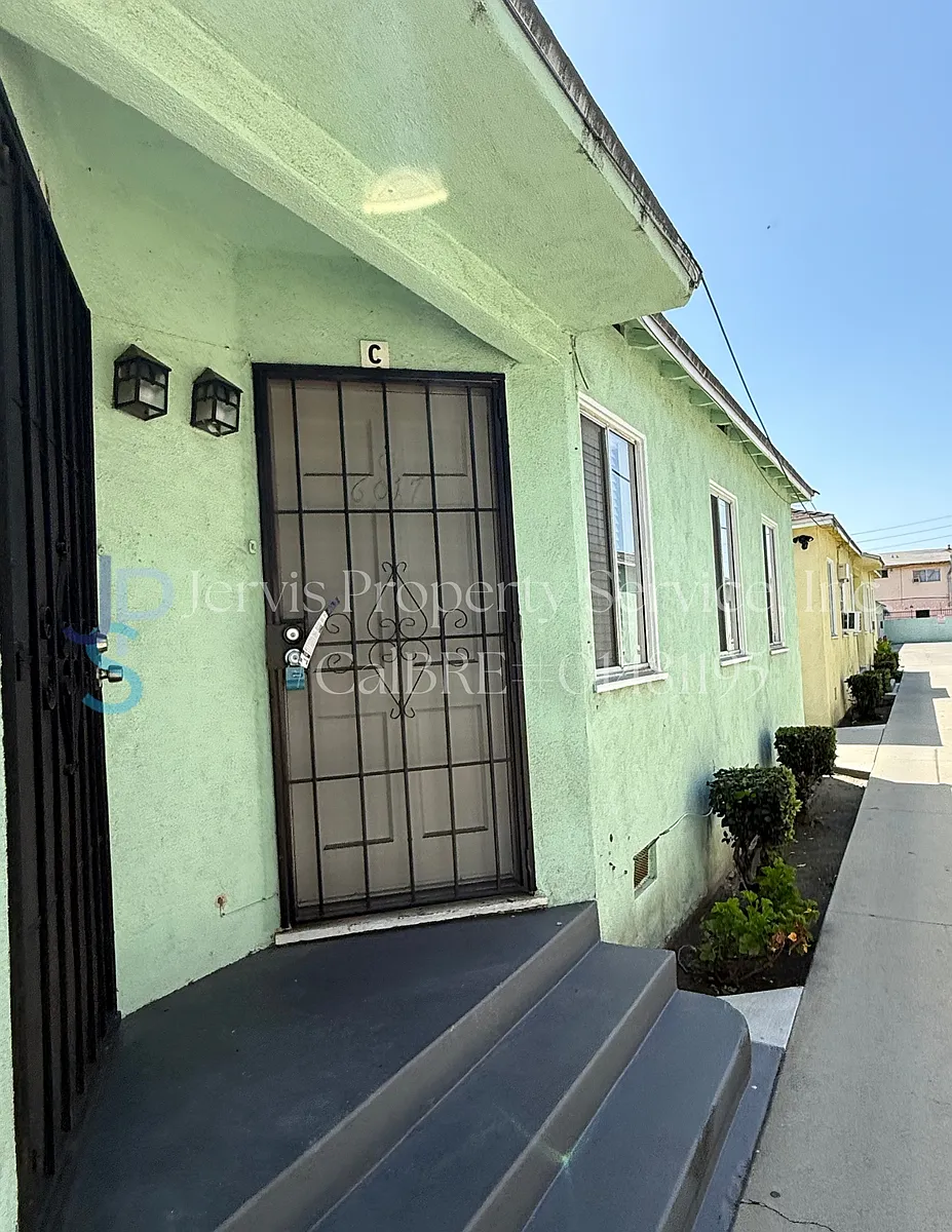 Building Photo - 6017 Pine Ave #C