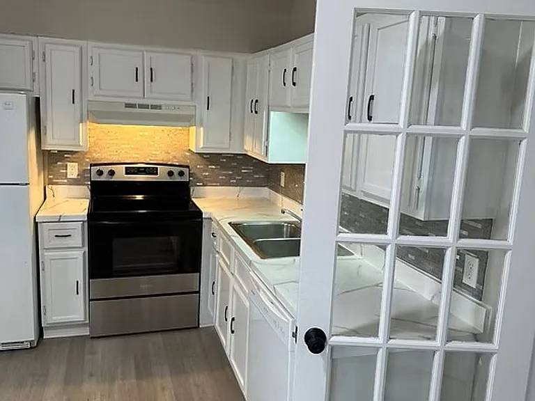 320 S Florence Ave — Photo 10