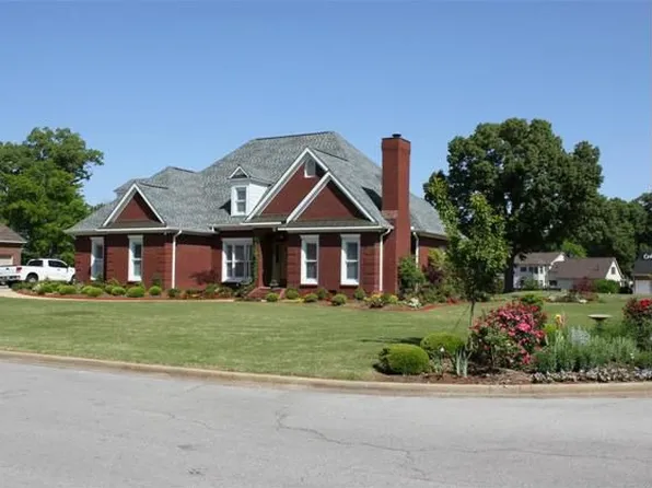 101 Golfview Dr, Muscle Shoals, AL 35661