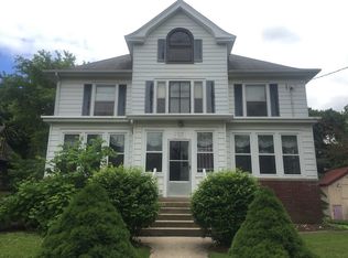 463 W Jackson St, Woodstock, IL 60098