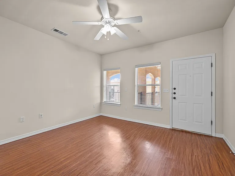 Las Torres Apartments — Photo 2