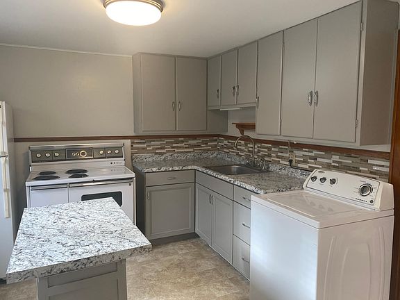 4th image of 168 Hudson Ave #2